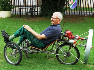 Gideon Retief op sy driewielfiets